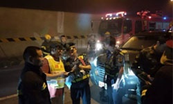 滬昆高速懷化段隧道發(fā)生貨車追尾起火，滯留人員依據隧道應急疏散燈具安全疏散